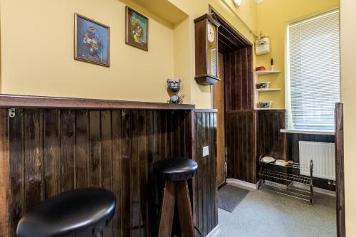 een bar met een houten bar en een kruk bij Modern Chaikovskogo Apartment in Lviv