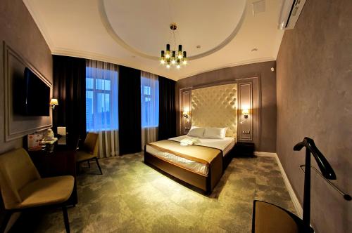 チェレポヴェツにあるSkandinavia Hotelのベッドルーム1室(ベッド1台、デスク、椅子付)