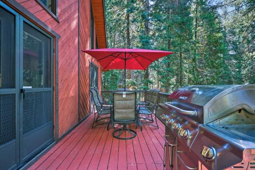 Fotografie z fotogalerie ubytování Camp Connell Cabin with Deck in Big Trees Village! v destinaci Camp Connell