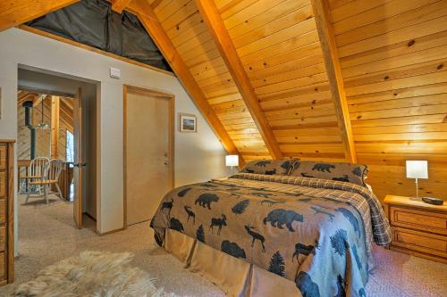 Postel nebo postele na pokoji v ubytování Camp Connell Cabin with Deck in Big Trees Village!