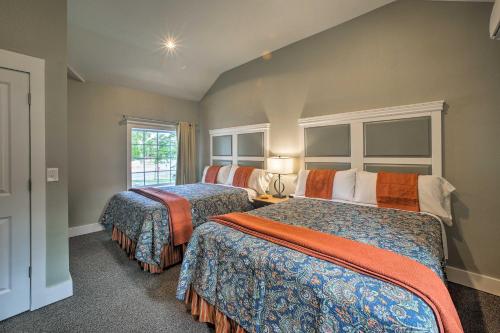 ブランソンにあるDowntown Branson Cottage with Pool Access!のベッド2台と窓が備わるホテルルームです。