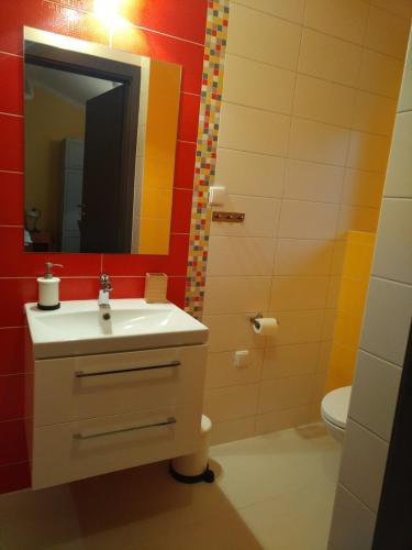 Ένα μπάνιο στο Nowa Wola 58 - 200qm appartment in a small village, with pool, sauna and big garden