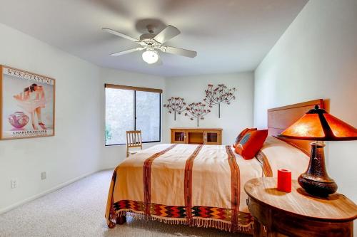 1 dormitorio con 1 cama y 1 mesa con lámpara en Country Club Home 2 BR, 2 BA and Den about 1 Mi to Golf, en Borrego Springs