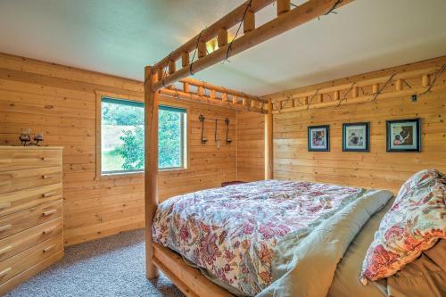 Imagen de la galería de Luxe Alpine Cabin with Wraparound Deck and Mtn Views!, en Alpine