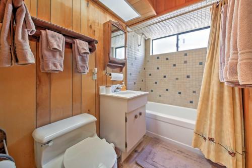 Koupelna v ubytování Big Bear Lake Cabin with Deck about 7 Mi to Ski Slopes!