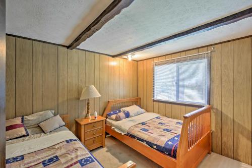 Ένα ή περισσότερα κρεβάτια σε δωμάτιο στο Jasonville Cabin - Walk to Shakamak State Park!