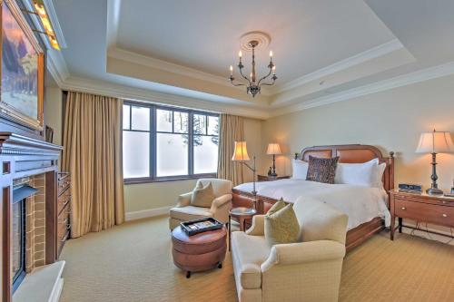 een hotelkamer met een bed en een open haard bij Luxe Montage Deer Valley Ski-InandSki-Out Retreat! in Park City