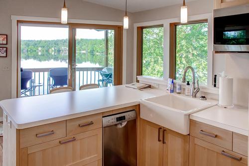 eine Küche mit einem Waschbecken und einem großen Fenster in der Unterkunft Lakefront Brainerd Cabin - Great Rice Lake Fishing in Brainerd