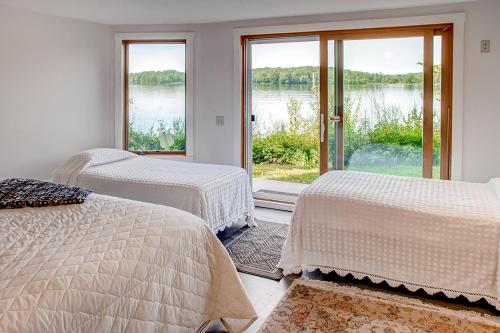 A bed or beds in a room at Lakefront Brainerd Cabin - Great Rice Lake Fishing