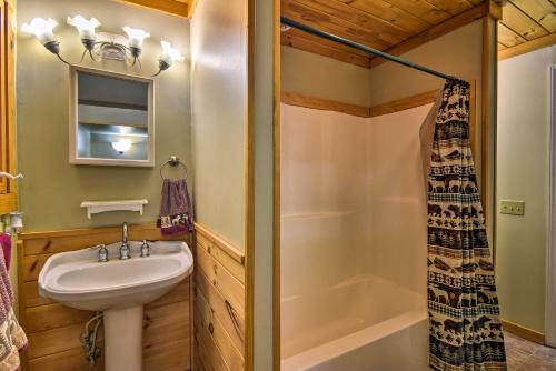 חדר רחצה ב-Robbinsville Cabin with Deck 3 Mi to Fontana Lake!