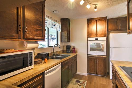 Sequim Condo with View, Easy Access to Private Beachにあるキッチンまたは簡易キッチン