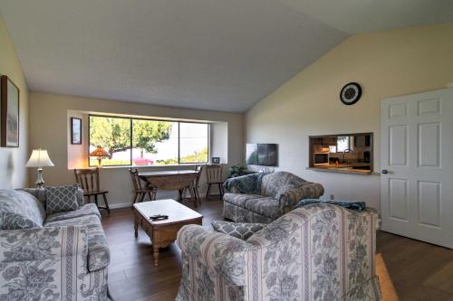 Sequim Condo with View, Easy Access to Private Beachにあるシーティングエリア
