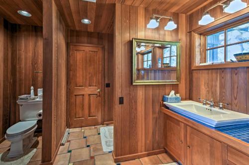 Ένα μπάνιο στο Forested Gold Beach House with Panoramic Ocean Views