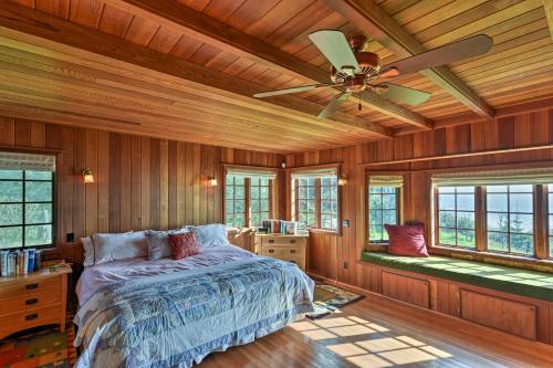 Ένα ή περισσότερα κρεβάτια σε δωμάτιο στο Forested Gold Beach House with Panoramic Ocean Views
