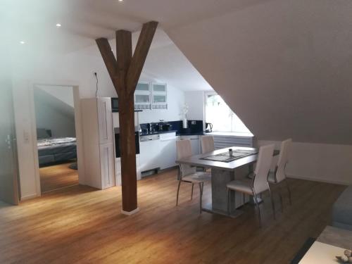 Diti Apartment في Lottstetten: مطبخ وغرفة طعام مع طاولة وكراسي