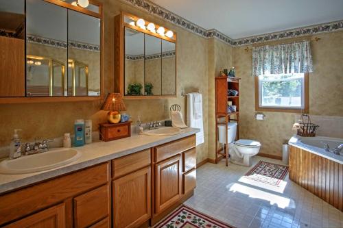 Ένα μπάνιο στο Waterfront Vandalia House with Dock on Donnell Lake!