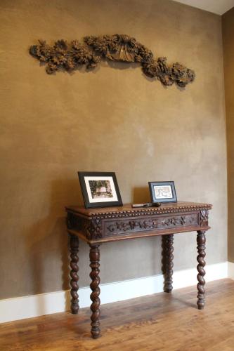 a wooden table with two framed pictures on a wall at Chambres d'hôtes de Parseval in Senlis