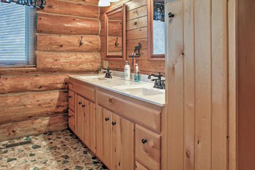baño con lavabo en una cabaña de madera en Wonderful Home on Sand Lake with Expansive Porch!, en Squaw Lake