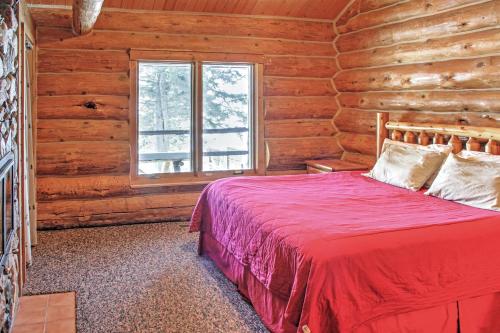 Een bed of bedden in een kamer bij Wonderful Home on Sand Lake with Expansive Porch!