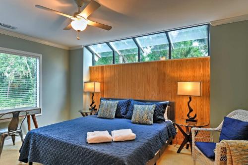 Krevet ili kreveti u jedinici u okviru objekta Updated Hilton Head Island Condo - Walk to Beach!
