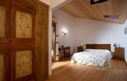 a bedroom with a bed and a wooden door at Ca' Premuda Locazione Turistica in Codognè