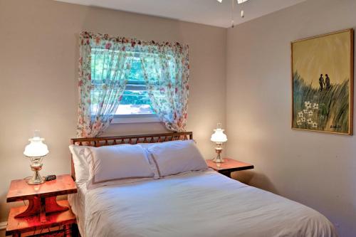 En eller flere senge i et værelse på Mayfield Home with Private Dock on Lake Sacandaga!