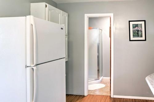 um frigorífico branco num quarto com uma porta em Mayfield Home with Private Dock on Lake Sacandaga! em Broadalbin
