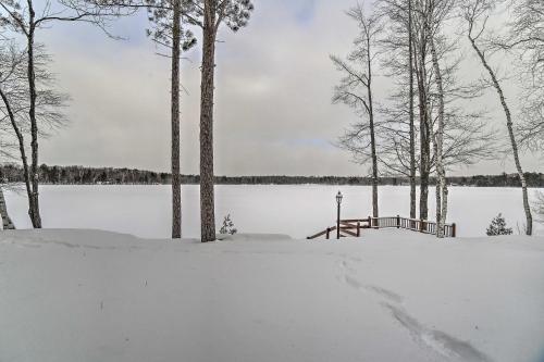 Lakefront Cabin with Private Dock and Beach! v zimě