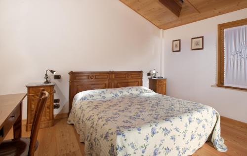 a bedroom with a bed and a table and a window at Ca' Premuda Locazione Turistica in Codognè