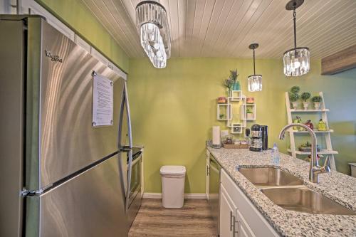 uma cozinha com um frigorífico e um lavatório em Cozy Missouri Condo about 2 Mi to Silver Dollar City! em Branson West