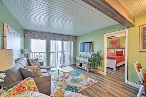 uma sala de estar com um sofá e uma cama em Cozy Missouri Condo about 2 Mi to Silver Dollar City! em Branson West