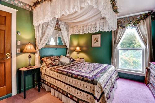 A bed or beds in a room at Astoria Painted Lady Historic Apt with River View!