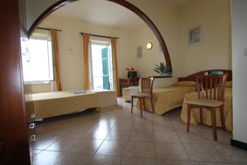 モンテロッソ・アル・マーレにあるViviani Raffaellaのリビングルーム(ソファ、テーブル、椅子付)