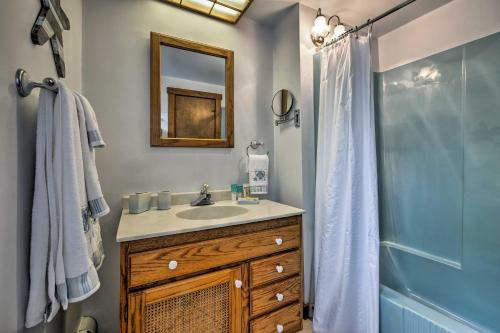 Ванная комната в Enchanting Waterfront Sorrento Home with Deck!