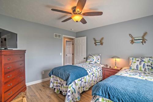 Katil atau katil-katil dalam bilik di Monticello Home with Multi-Level Deck on 2 Acres!