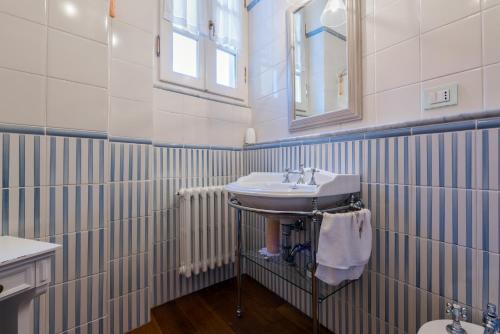 łazienka z umywalką, lustrem i toaletą w obiekcie Vienna's house w mieście Lerici