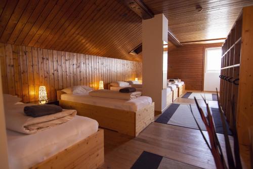 Säng eller sängar i ett rum på Sust Lodge am Gotthard