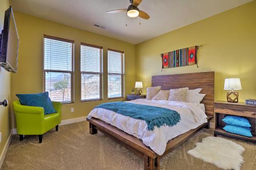 - une chambre avec un lit, une chaise et des fenêtres dans l'établissement La Verkin Home with Paddle Boards, Kayaks and Bikes!, à La Verkin