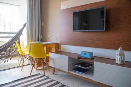 una habitación de hotel con TV en la pared en Excelente apartamento no charmoso bairro do Rio Vermelho!, en Salvador
