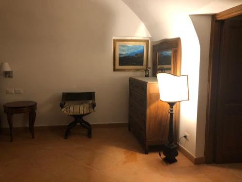 a room with a dresser and a lamp and a chair at Visione via Peltuino 19 in Prata dʼAnsidonia