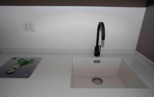 - un comptoir de cuisine avec un évier et un robinet dans l'établissement La Casa di Nausicaa - Aurora, à Reggio de Calabre