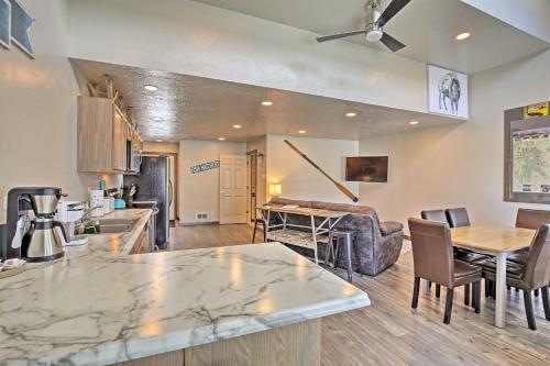 Ruang duduk di Charming Home - 1 Mi to Yellowstone National Park!