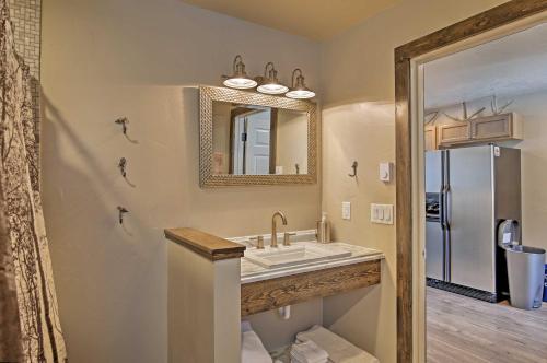 Bilik mandi di Charming Home - 1 Mi to Yellowstone National Park!