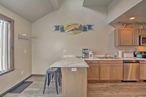 Dapur atau dapur kecil di Charming Home - 1 Mi to Yellowstone National Park!