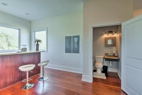 A bathroom at Gorgeous Ocean Springs Waterfront Home with Dock!