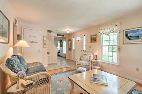 Χώρος καθιστικού στο Marthas Vineyard Home with Deck - Walk Downtown!