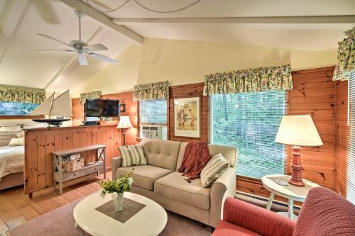 sala de estar con sofá y cama en Pine Cottage Duplex with Deck Walk to State Park!, en Ephraim