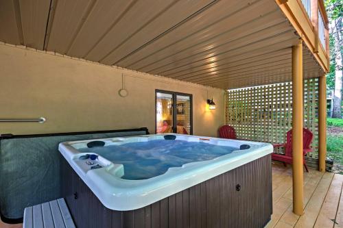 Foto da galeria de Arden Vacation Rental with Private Hot Tub and Grill! em Arden
