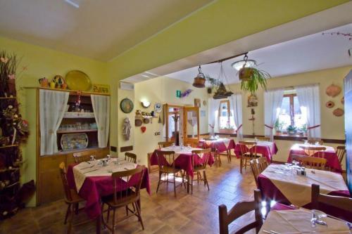 Un restaurant sau alt loc unde se poate mânca la Albergo Alle Alpi