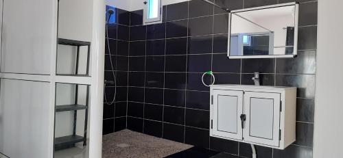 A bathroom at Villa CLIMATISEE avec piscine privée, ras el ma